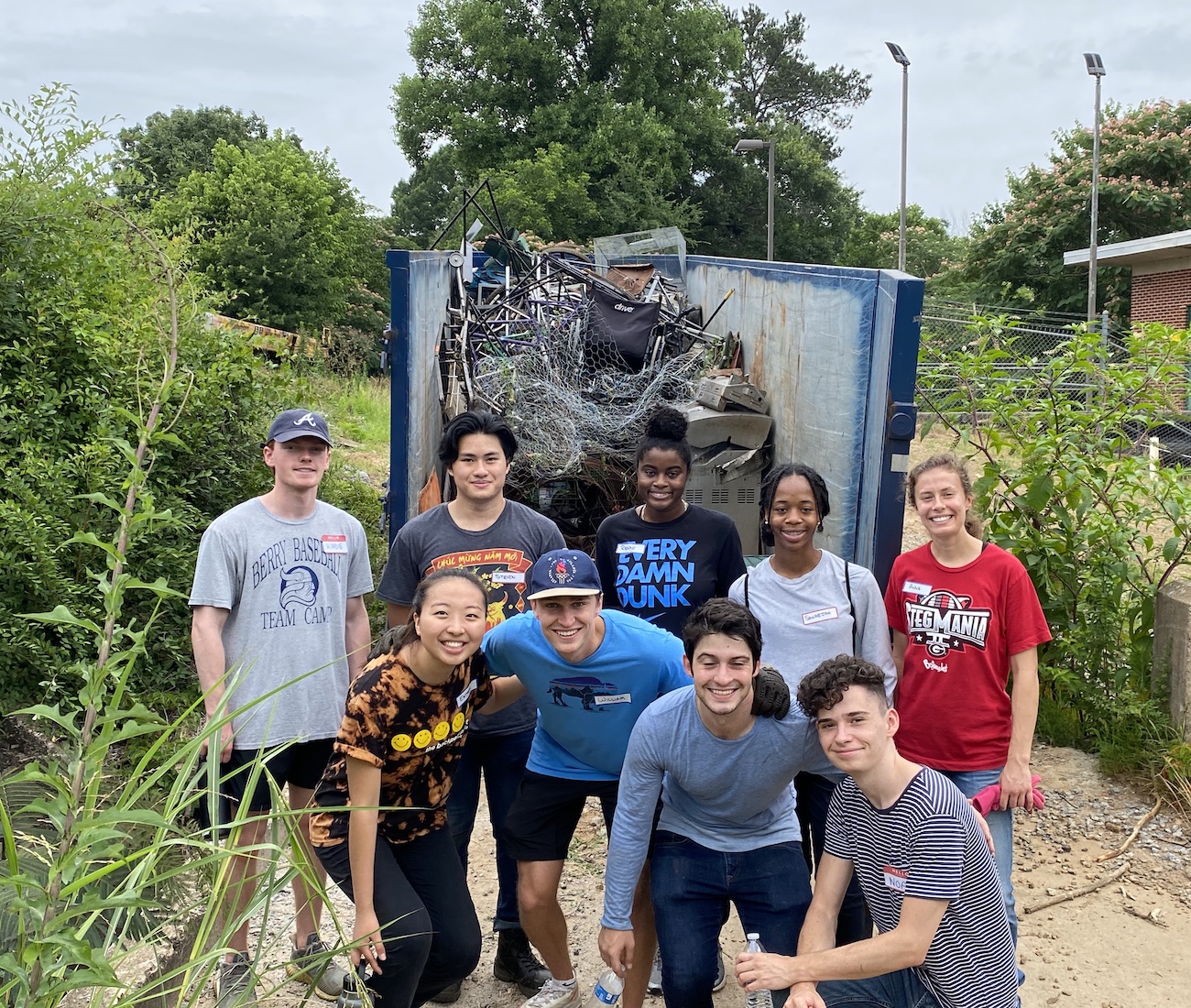 Clean up group picture of volunteers